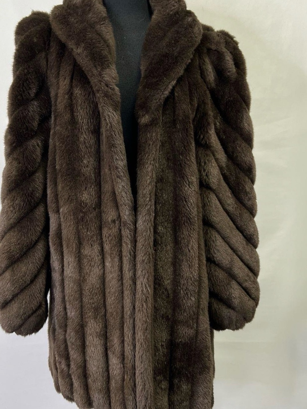✨ STUNNING Vintage 1980s American Signature Faux Fur Coat ✨